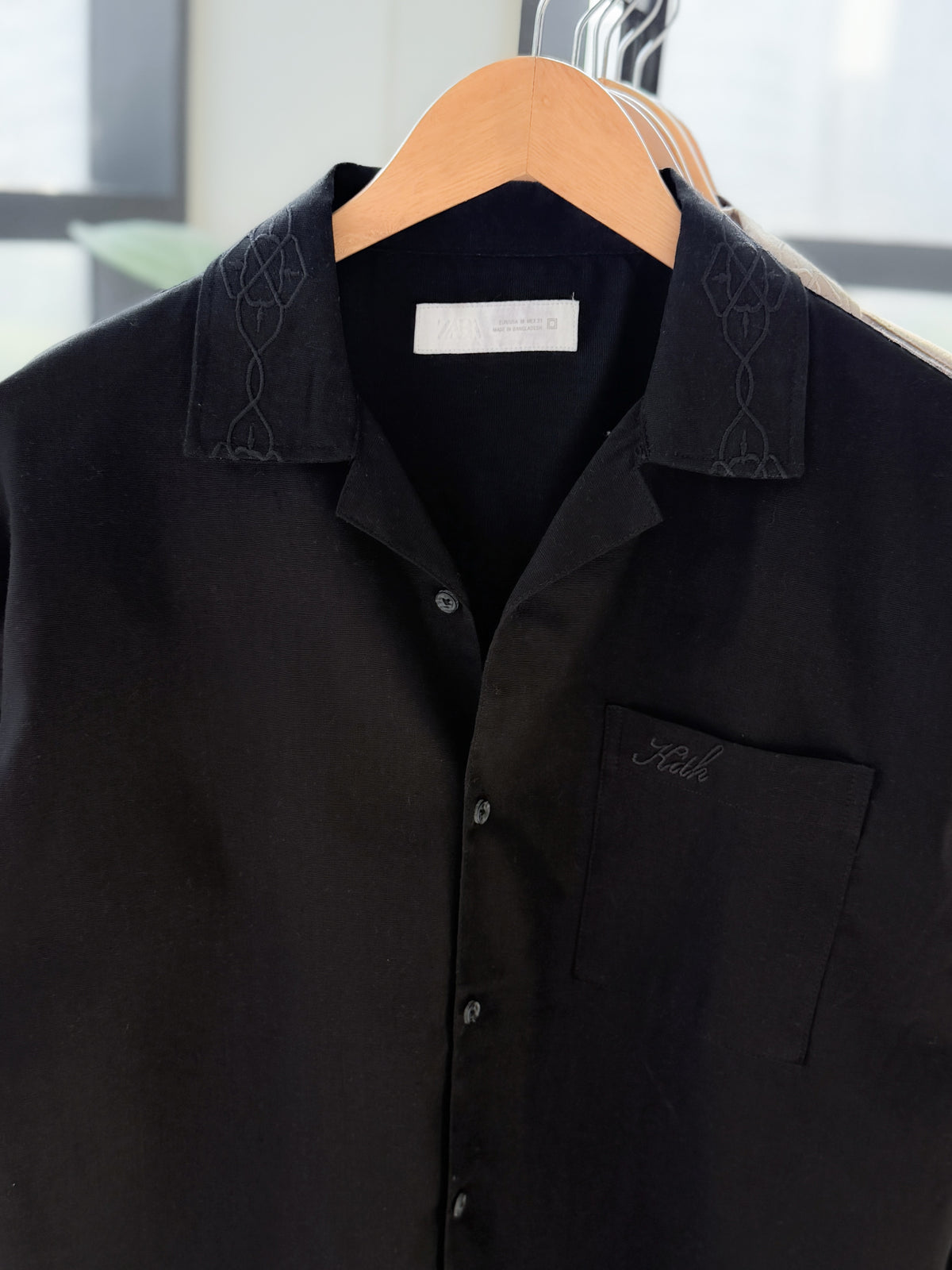 Embroidery Boxy Drop-shoulder shirt - Black